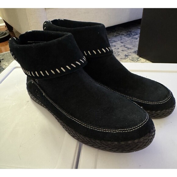 Sz 6 Ugg Varney Black Suede Women’s Ankle Booties Whip Stitched - Picture 5 of 11
